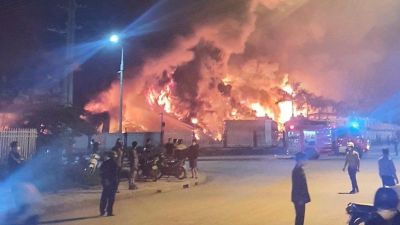 Fire in Bac Giang province, Vietnam caused a factory of thousands of square meters to be engulfed in flames