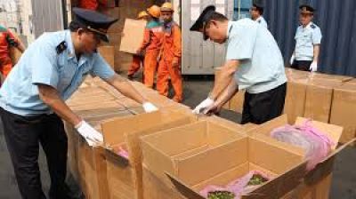 胡志明市查封非法存放365吨危险化学品的仓库