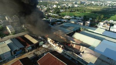 CH&Aacute;Y LỚN Ở KHO B&Atilde;I CHỨA GỖ, C&Aacute;C DUNG M&Ocirc;I, H&Oacute;A CHẤT L&Agrave;M SƠN